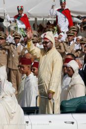 Image du Maroc Professionnelle de  SM Le roi Mohammed VI, accompagné par le prince héritier, Moulay Hassan ainsi que de son frère, le prince Moulay Rachid, salue la foule alors qu'il se trouvait dans une limousine lors d'une cérémonie d'allégeance marquant le 19e anniversaire de son accession au trône, au palais du roi à Tétouan, mardi 31 juillet 2018. (Photo / Abdeljalil Bounhar)